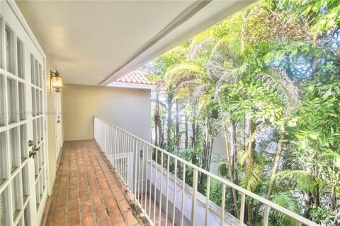 House in Coral Gables, Florida 3 bedrooms, 257.15 sq.m. № 1953860 - photo 30