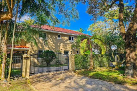 House in Coral Gables, Florida 3 bedrooms, 257.15 sq.m. № 1953860 - photo 1