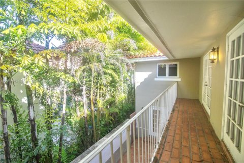 House in Coral Gables, Florida 3 bedrooms, 257.15 sq.m. № 1953860 - photo 29