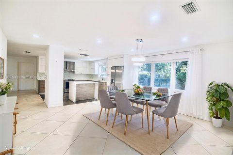 House in Coral Gables, Florida 3 bedrooms, 257.15 sq.m. № 1953860 - photo 12