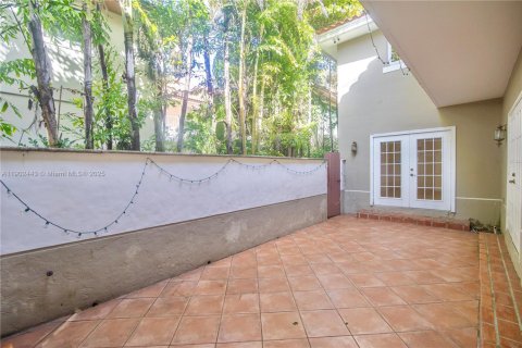 House in Coral Gables, Florida 3 bedrooms, 257.15 sq.m. № 1953860 - photo 20