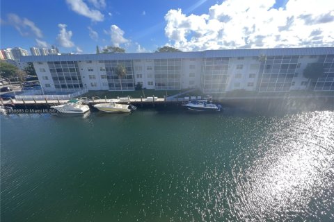 Copropriété à louer à North Miami Beach, Floride: 2 chambres, 103.12 m2 № 1887239 - photo 1