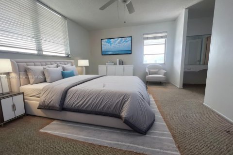 Copropriété à louer à North Miami Beach, Floride: 2 chambres, 103.12 m2 № 1887239 - photo 12