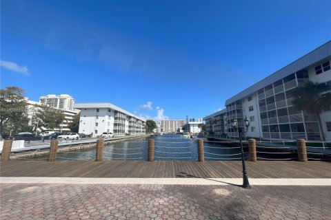 Copropriété à louer à North Miami Beach, Floride: 2 chambres, 103.12 m2 № 1887239 - photo 22