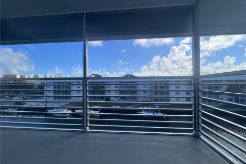 Copropriété à louer à North Miami Beach, Floride: 2 chambres, 103.12 m2 № 1887239 - photo 4