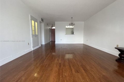 Copropriété à louer à North Miami Beach, Floride: 2 chambres, 103.12 m2 № 1887239 - photo 7
