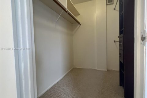 Copropriété à louer à North Miami Beach, Floride: 2 chambres, 103.12 m2 № 1887239 - photo 18
