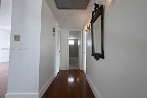Copropriété à louer à North Miami Beach, Floride: 2 chambres, 103.12 m2 № 1887239 - photo 9