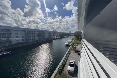 Copropriété à louer à North Miami Beach, Floride: 2 chambres, 103.12 m2 № 1887239 - photo 19