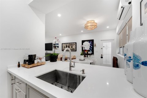 Condominio en venta en Miami Beach, Florida, 1 dormitorio, 69.68 m2 № 1946756 - foto 8