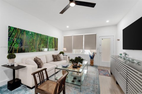 Condominio en venta en Miami Beach, Florida, 1 dormitorio, 69.68 m2 № 1946756 - foto 2