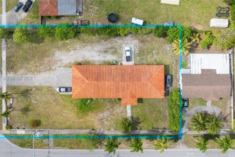 House in Miami Gardens, Florida 5 bedrooms, 294.31 sq.m. № 2183892 - photo 21