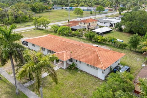 House in Miami Gardens, Florida 5 bedrooms, 294.31 sq.m. № 2183892