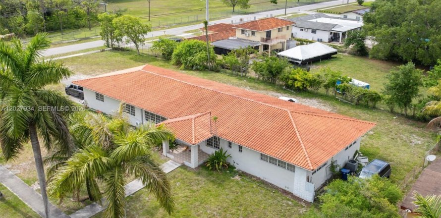 House in Miami Gardens, Florida 5 bedrooms, 294.31 sq.m. № 2183892