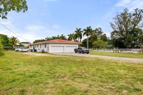House in Miami Gardens, Florida 5 bedrooms, 294.31 sq.m. № 2183892 - photo 26