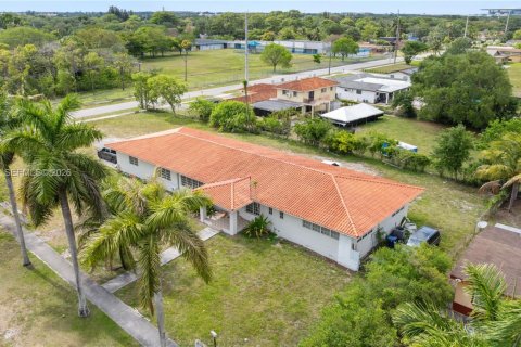 House in Miami Gardens, Florida 5 bedrooms, 294.31 sq.m. № 2183892 - photo 24
