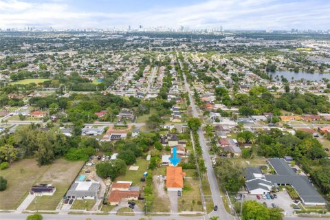 House in Miami Gardens, Florida 5 bedrooms, 294.31 sq.m. № 2183892 - photo 9