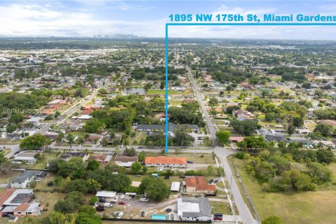 House in Miami Gardens, Florida 5 bedrooms, 294.31 sq.m. № 2183892 - photo 6