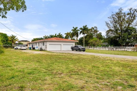 House in Miami Gardens, Florida 5 bedrooms, 294.31 sq.m. № 2183892 - photo 27