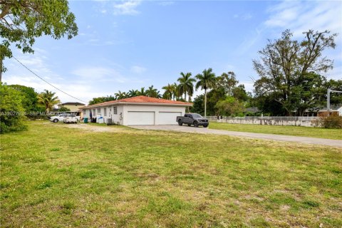 House in Miami Gardens, Florida 5 bedrooms, 294.31 sq.m. № 2183892 - photo 28