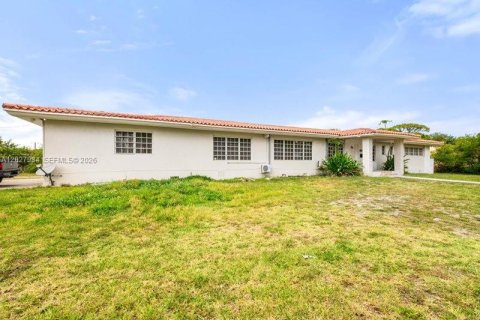House in Miami Gardens, Florida 5 bedrooms, 294.31 sq.m. № 2183892 - photo 30