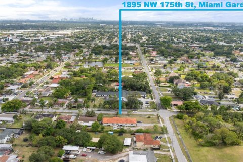House in Miami Gardens, Florida 5 bedrooms, 294.31 sq.m. № 2183892 - photo 3