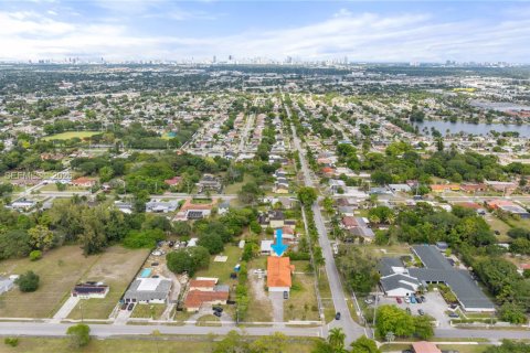 House in Miami Gardens, Florida 5 bedrooms, 294.31 sq.m. № 2183892 - photo 10