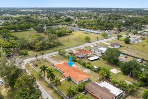 House in Miami Gardens, Florida 5 bedrooms, 294.31 sq.m. № 2183892 - photo 18