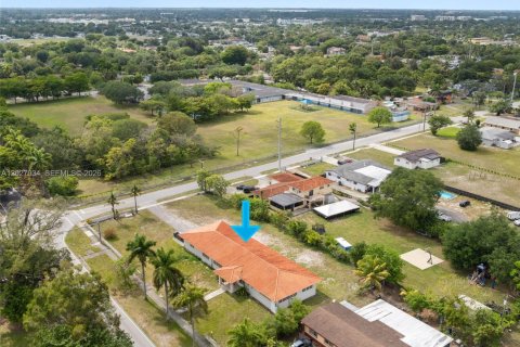 House in Miami Gardens, Florida 5 bedrooms, 294.31 sq.m. № 2183892 - photo 15