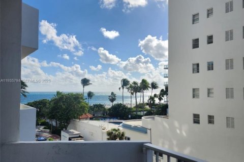 Condo in Miami Beach, Florida, 2 bedrooms № 1993991 - photo 2