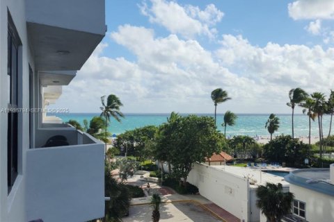 Condo in Miami Beach, Florida, 2 bedrooms № 1993991 - photo 1