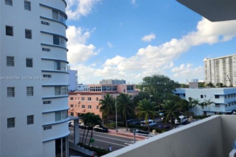 Condo in Miami Beach, Florida, 2 bedrooms № 1993991 - photo 4