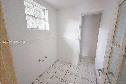 House in Miami, Florida 5 bedrooms, 167.22 sq.m. № 1965394 - photo 15