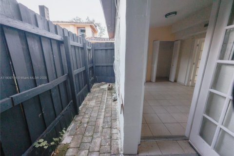 House in Miami, Florida 5 bedrooms, 167.22 sq.m. № 1965394 - photo 7