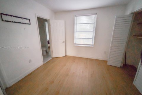 House in Miami, Florida 5 bedrooms, 167.22 sq.m. № 1965394 - photo 20