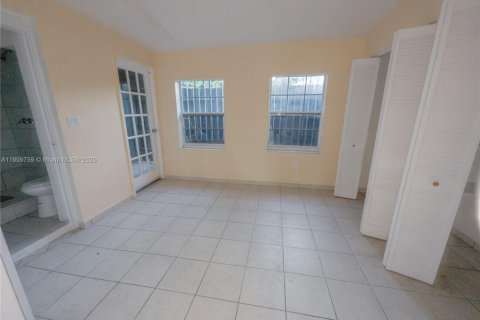 House in Miami, Florida 5 bedrooms, 167.22 sq.m. № 1965394 - photo 5