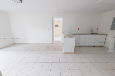 House in Miami, Florida 5 bedrooms, 167.22 sq.m. № 1965394 - photo 9