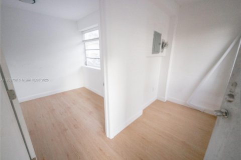 House in Miami, Florida 5 bedrooms, 167.22 sq.m. № 1965394 - photo 21