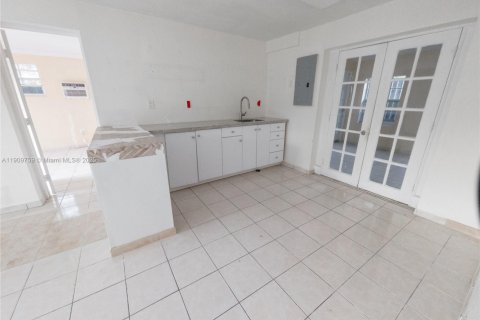 House in Miami, Florida 5 bedrooms, 167.22 sq.m. № 1965394 - photo 4