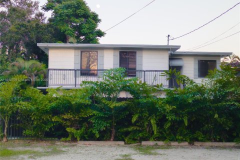 House in Miami, Florida 5 bedrooms, 167.22 sq.m. № 1965394 - photo 1