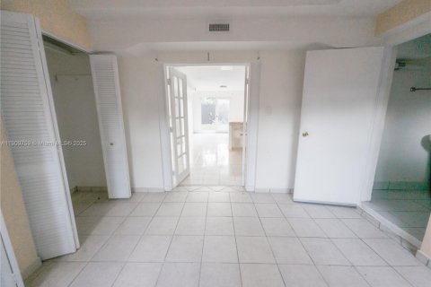 House in Miami, Florida 5 bedrooms, 167.22 sq.m. № 1965394 - photo 8