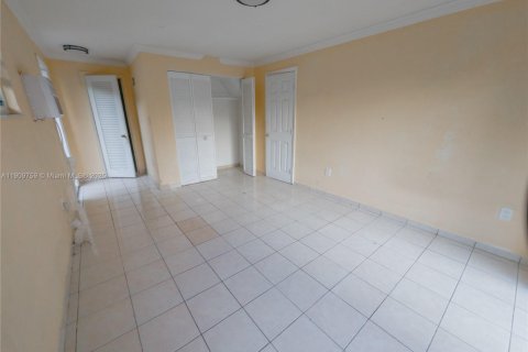 House in Miami, Florida 5 bedrooms, 167.22 sq.m. № 1965394 - photo 10