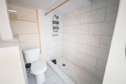 House in Miami, Florida 5 bedrooms, 167.22 sq.m. № 1965394 - photo 13