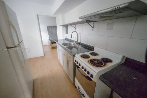 House in Miami, Florida 5 bedrooms, 167.22 sq.m. № 1965394 - photo 17