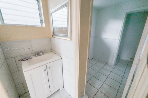 House in Miami, Florida 5 bedrooms, 167.22 sq.m. № 1965394 - photo 14