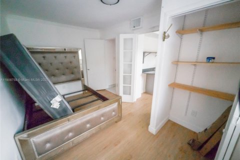 House in Miami, Florida 5 bedrooms, 167.22 sq.m. № 1965394 - photo 18