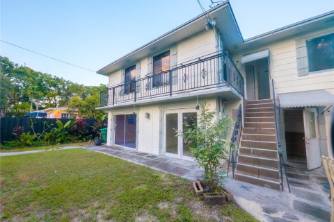 House in Miami, Florida 5 bedrooms, 167.22 sq.m. № 1965394 - photo 2