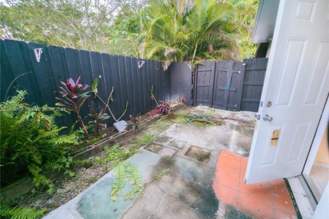 House in Miami, Florida 5 bedrooms, 167.22 sq.m. № 1965394 - photo 11