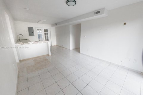 House in Miami, Florida 5 bedrooms, 167.22 sq.m. № 1965394 - photo 3