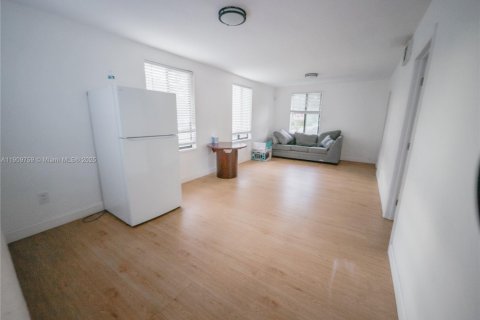 House in Miami, Florida 5 bedrooms, 167.22 sq.m. № 1965394 - photo 16